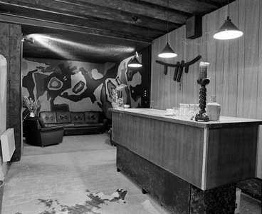 880013 Interieur van het in 1978 door cabaretière Yvonne Groeneveld opgerichte Werftheater (Oudegracht aan de Werf 60) ...